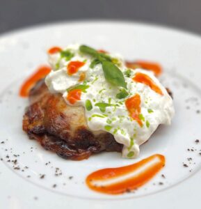 Strati morbidi di melanzane, sugo profumato al basilico , burrata
